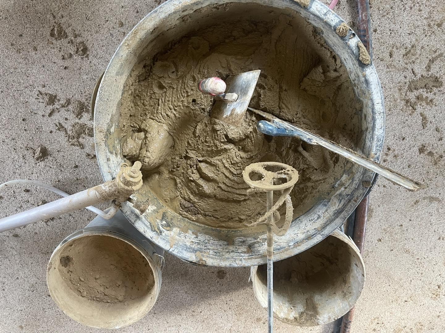 Angemischter Lehmputz in einem Mischeimer auf einer Baustelle