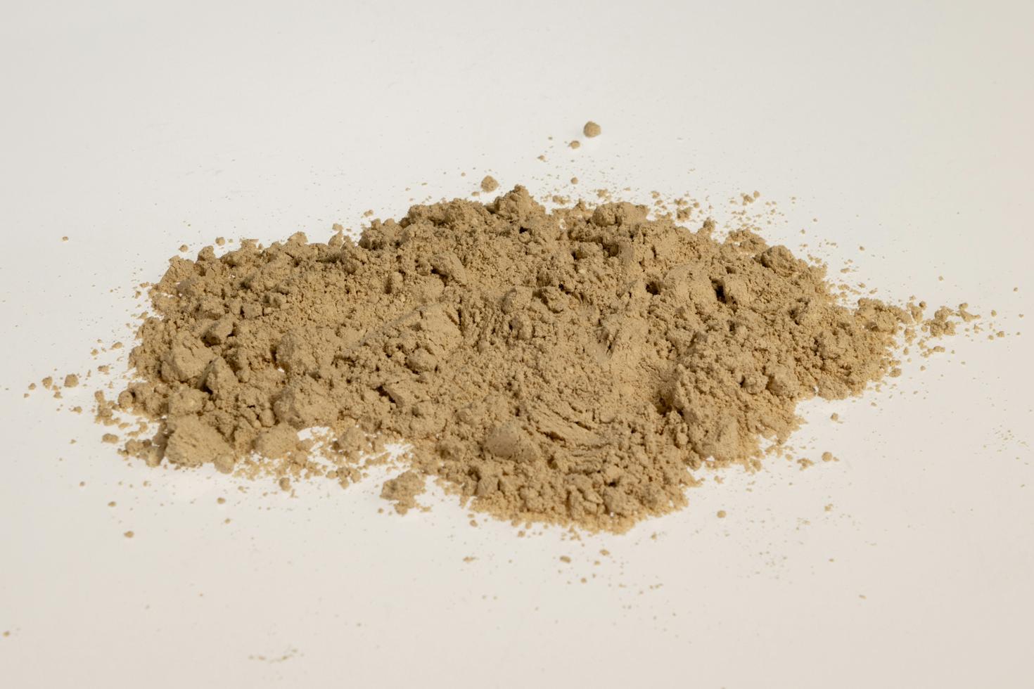 Feines Lehmputzpulver als natürlicher Baustoff auf weißem Hintergrund
