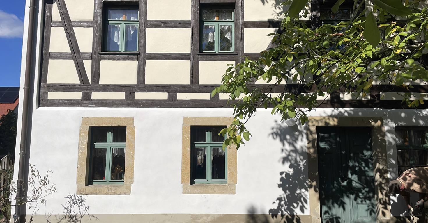Freigelegtes Fachwerk bei der Sanierung eines historischen Hauses mit traditionellen Baustoffen