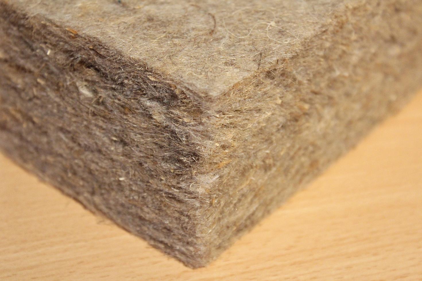 Nahaufnahme einer ökologischen Flachsdämmplatte aus natürlichen Flachsfasern